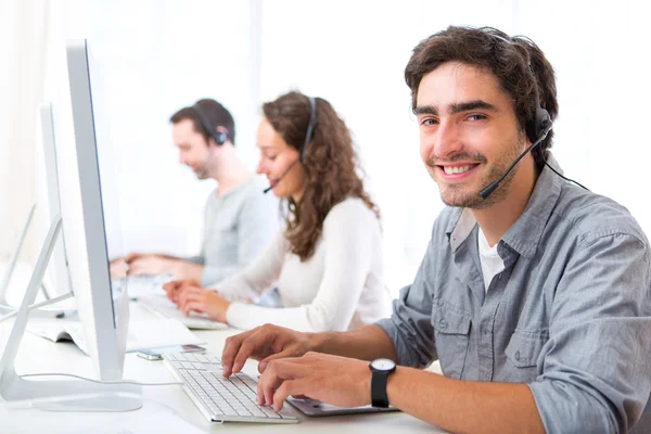 Jovem mulher atraente trabalhando em um call center — Fotografia de Stock