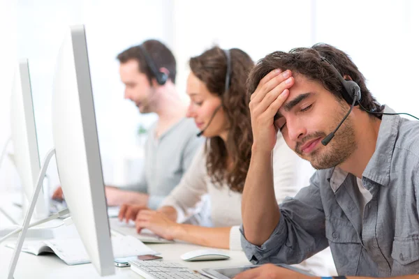 Junger attraktiver Mann fühlt sich bei der Arbeit unwohl — Stockfoto