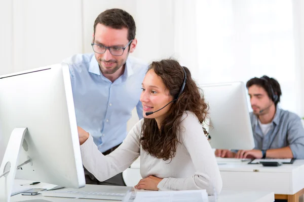 Manager bilden junge attraktive Menschen aus — Stockfoto