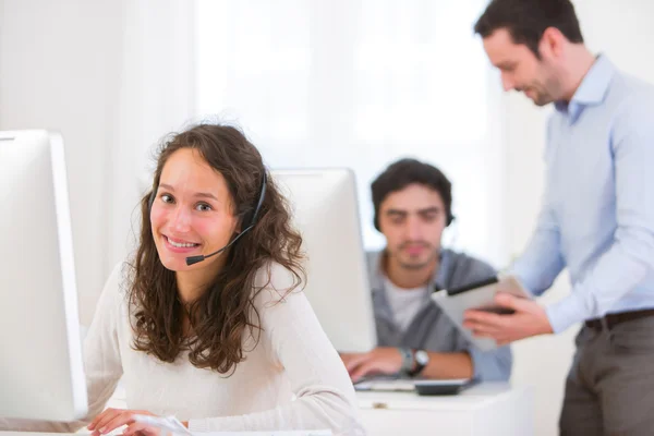 Manager opleiding jonge aantrekkelijke mensen — Stockfoto