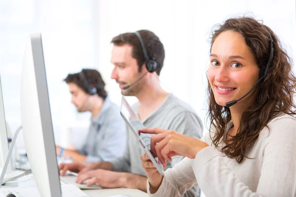 Ung attraktiv kvinna som arbetar i ett callcenter — Stockfoto