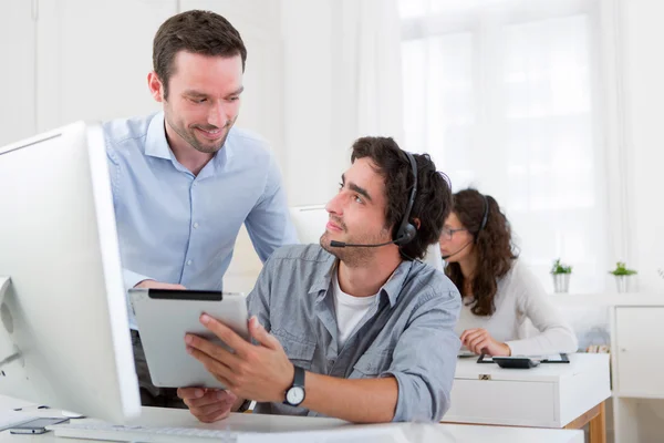 Manager bilden junge attraktive Menschen aus — Stockfoto