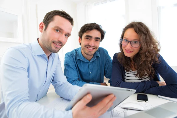 Jonge ernstige paar vergadering een onroerende goederenagent — Stockfoto