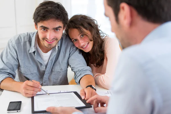 Junges attraktives Paar unterzeichnet Vertrag — Stockfoto