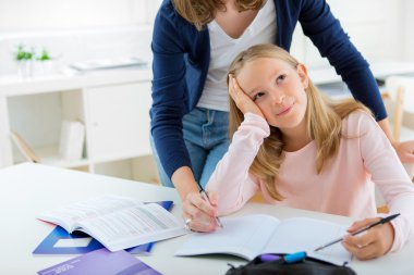 genç kız karşılaştıkları zorluklar sırasında ev ödevi