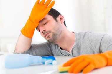 genç çekici bir adam onun daire temizliği