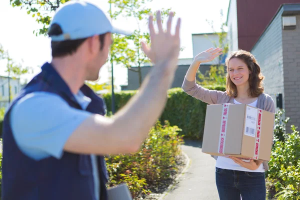 Zusteller bei der Auslieferung erfolgreich — Stockfoto