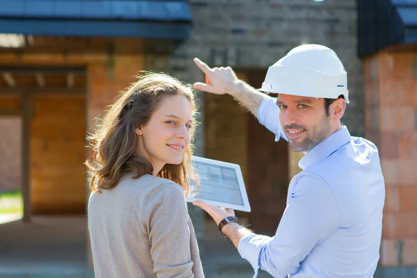Young woman and architect on construction site — Stock Photo, Image