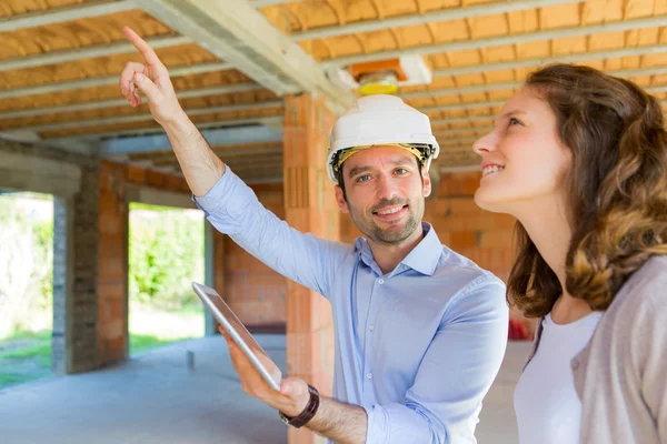 Young woman and architect on construction site — Stock Photo, Image