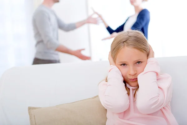 Niña pequeña se tapó los oídos mientras discutía — Foto de Stock