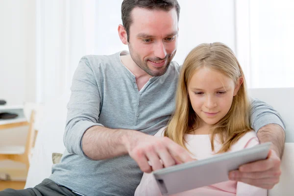 Padre y su hija rubia usando tableta — Foto de Stock