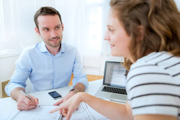 Real estate agent and customer at the office — Stock Photo, Image