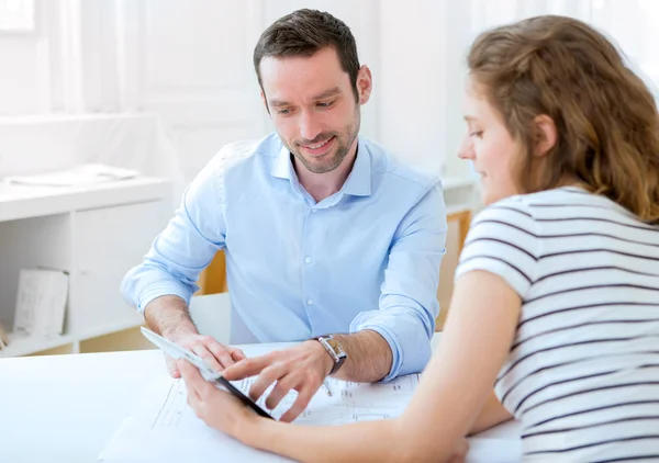 Real estate agent and customer at the office — Stock Photo, Image