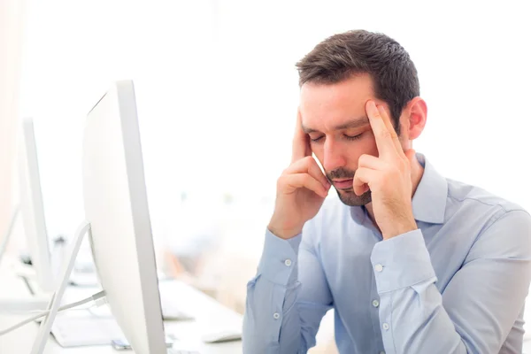 Junger attraktiver Mann hat Kopfschmerzen im Büro — Stockfoto