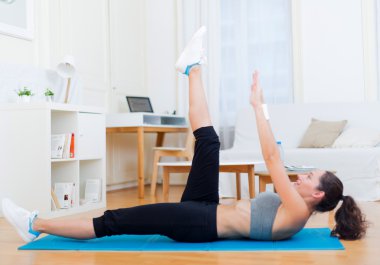 Evde egzersiz yaparak genç çekici kız