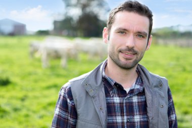 Bir alanda çalışan genç çekici çiftçi