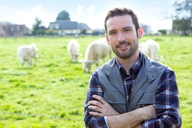 Bir alanda çalışan genç çekici çiftçi