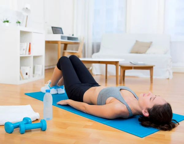 Jonge aantrekkelijke vrouw een rust na sport — Stockfoto