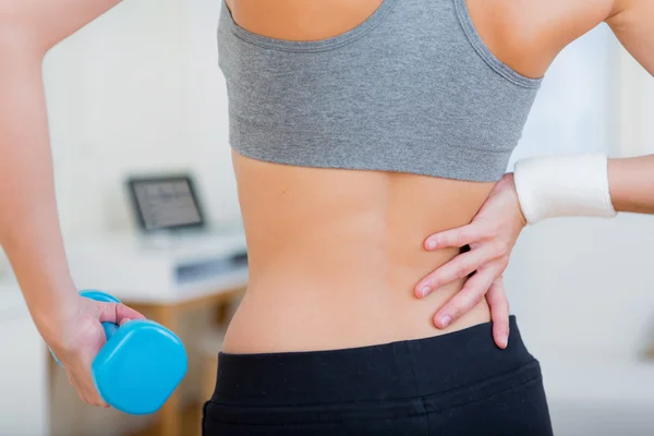 De cerca en la espalda de una mujer haciendo deporte — Foto de Stock