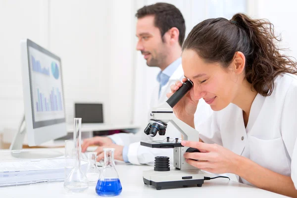 Jovem mulher atraente trabalhando em um laboratório — Fotografia de Stock