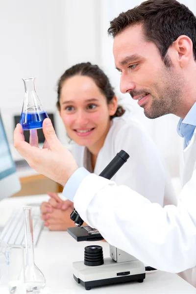 Wetenschappers werken samen in een laboratorium — Stockfoto