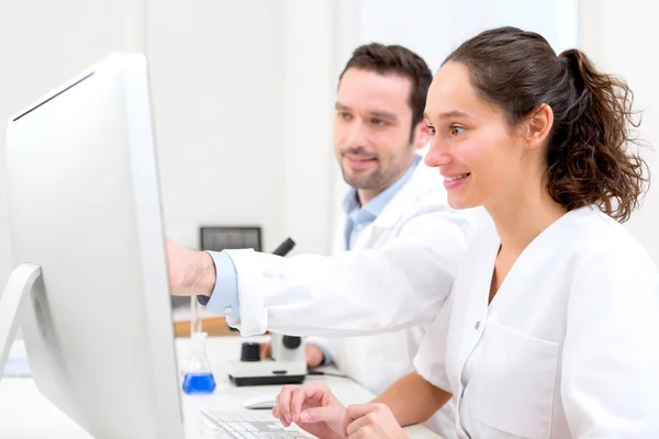 Scienziata e la sua assistente in un laboratorio — Foto Stock