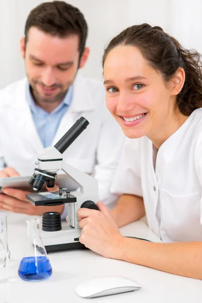 Ung attraktiv kvinna som arbetar i ett laboratorium — Stockfoto