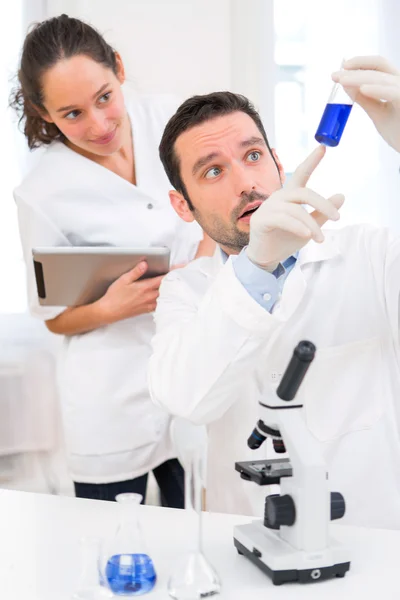 Vetenskapsman och hans assistent arbetar i en lab — Stockfoto