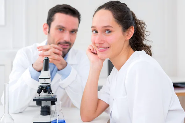 Retrato de un equipo de científicos en un laboratorio — Foto de Stock