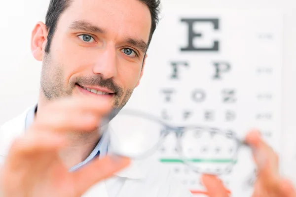 Ophtalmologiste vous faire essayer de nouvelles lunettes — Photo