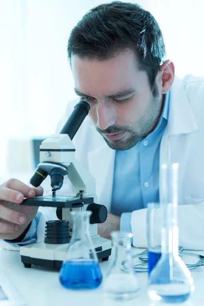 Retrato de un científico en un laboratorio — Foto de Stock