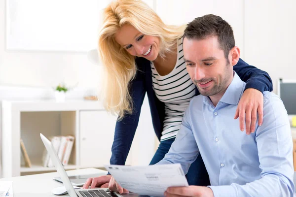 Yönetimsel evrak işi çekici çift