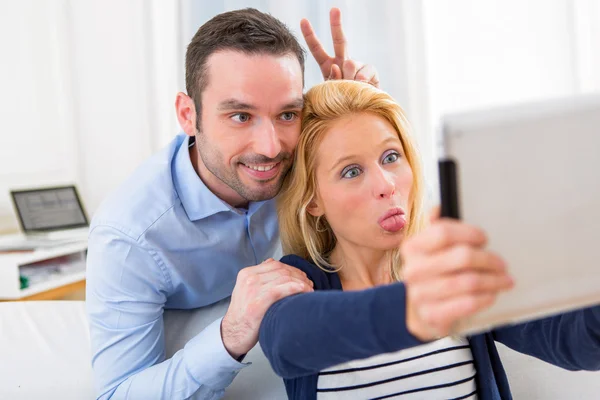 Unga attraktiva paret har roligt gör selfie — Stockfoto