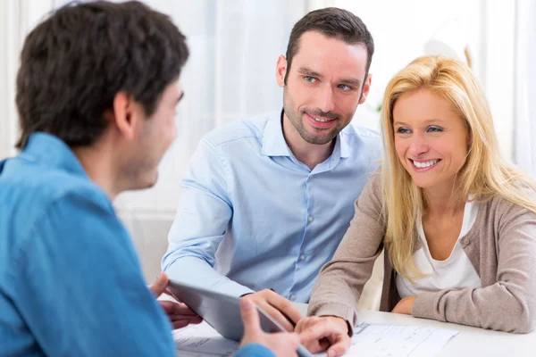 Junges attraktives Paar unterzeichnet Vertrag auf Tablet — Stockfoto