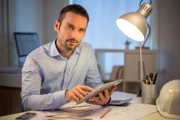 Junge attraktive Architektin arbeitet spät im Büro — Stockfoto