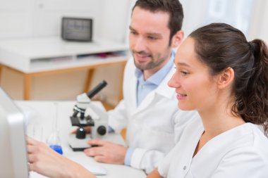 birlikte bir laboratuvarda çalışan bilim adamları