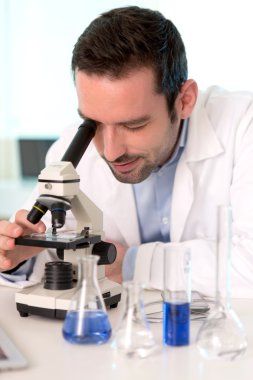 Bir bilim adamı bir laboratuvarda portresi
