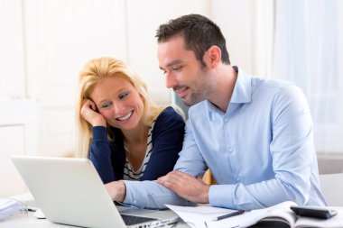 Genç çekici çift dizüstü evde kullanma