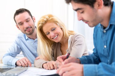 gerçek bir emlakçı toplantı genç ciddi Çift