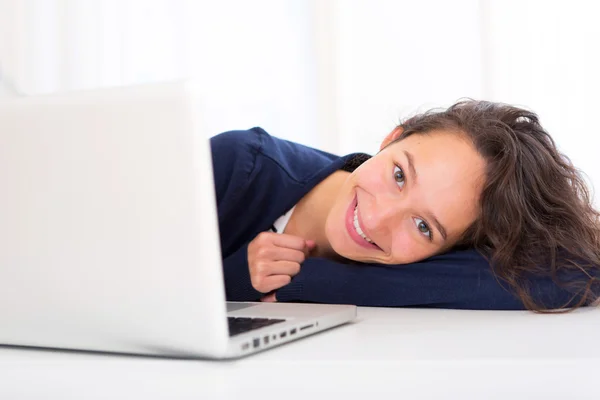 Retrato de um jovem estudante na frente do laptop — Fotografia de Stock