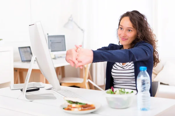 Ung attraktiv kvinna sträcker sig under en paus — Stockfoto