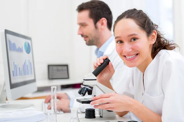 Mujer atractiva joven que trabaja en un laboratorio — Foto de Stock