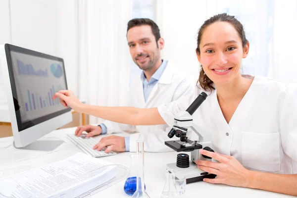 Forskare som arbetar tillsammans i ett laboratorium — Stockfoto