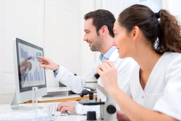 Scientists working together in a laboratory — Stock Photo, Image