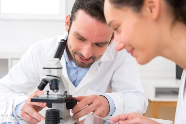 Científica y su asistente en un laboratorio — Foto de Stock