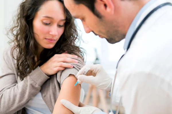 Ung attraktiv kvinna att vara vaccinerade — Stockfoto