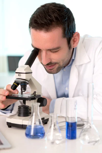 Retrato de un científico en un laboratorio — Foto de Stock