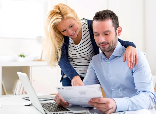 Atractiva pareja haciendo papeleo administrativo — Foto de Stock