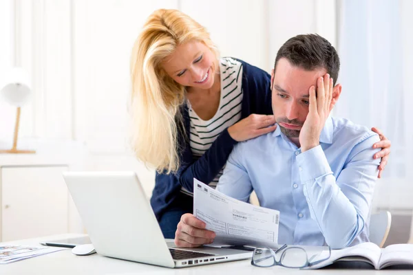 Attraktives Paar erledigt Bürokratie — Stockfoto