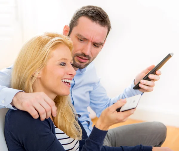 Joven pareja atractiva discording viendo la televisión —  Fotos de Stock
